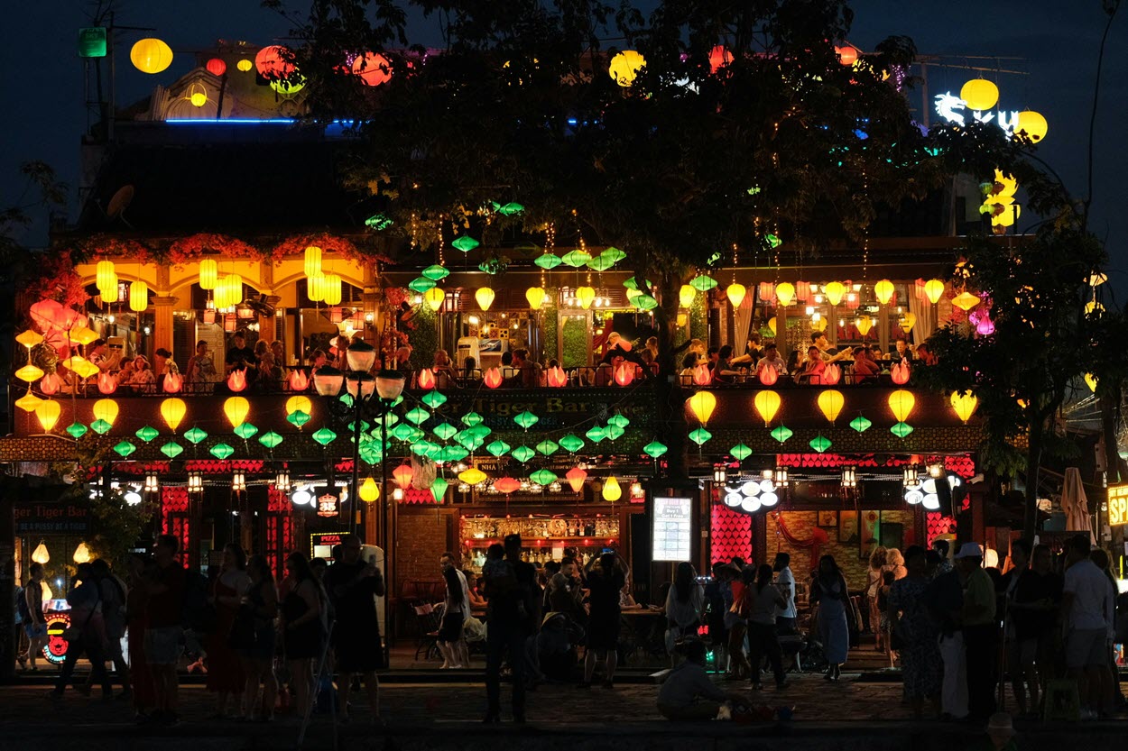 what to do in hoi an at night